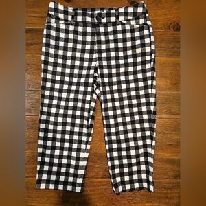 ST JOHN'S BAY BLACK & WHITE CHECKERED MID-RISE CAPRIS SIZE 6